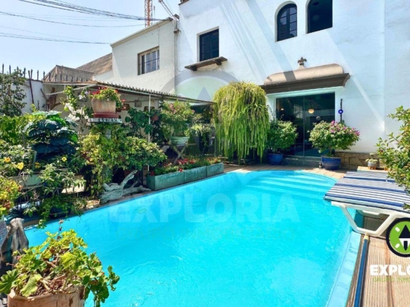 Encantadora Casa de Estilo Colonial con Piscina en Miraflores