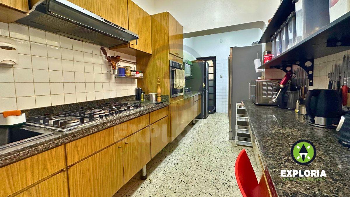 Encantadora Casa de Estilo Colonial con Piscina en Miraflores