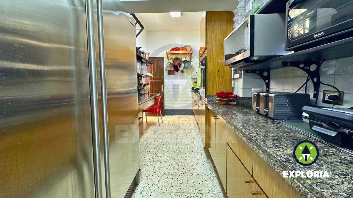 Encantadora Casa de Estilo Colonial con Piscina en Miraflores