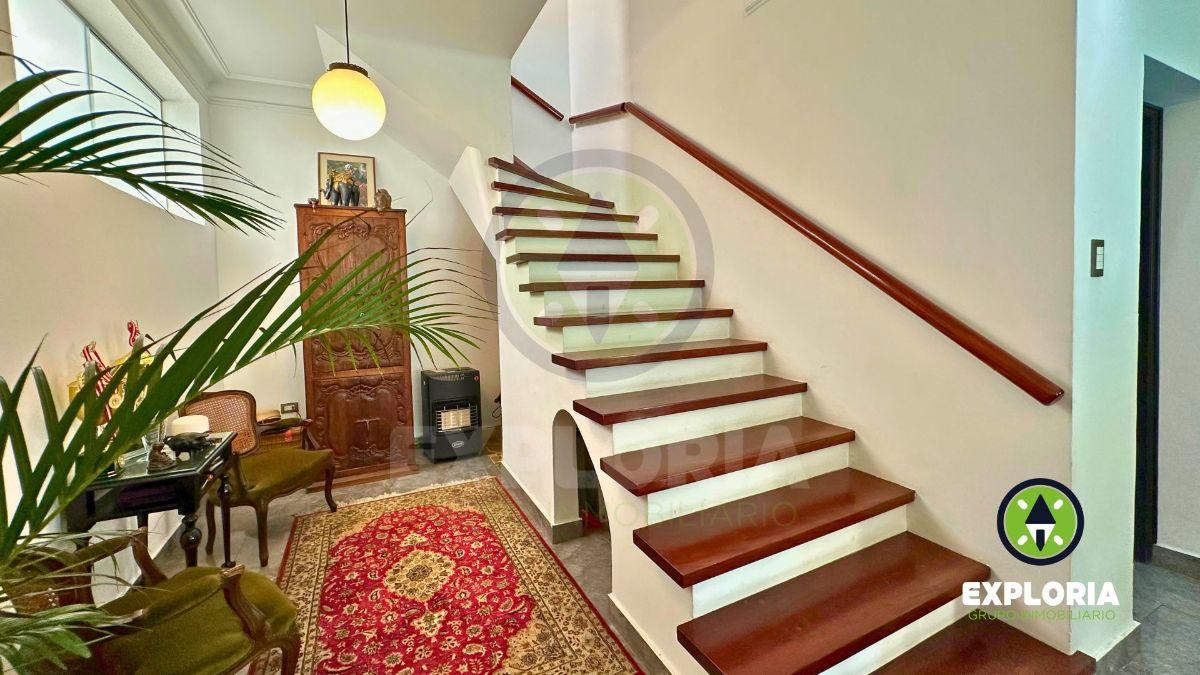 Encantadora Casa de Estilo Colonial con Piscina en Miraflores
