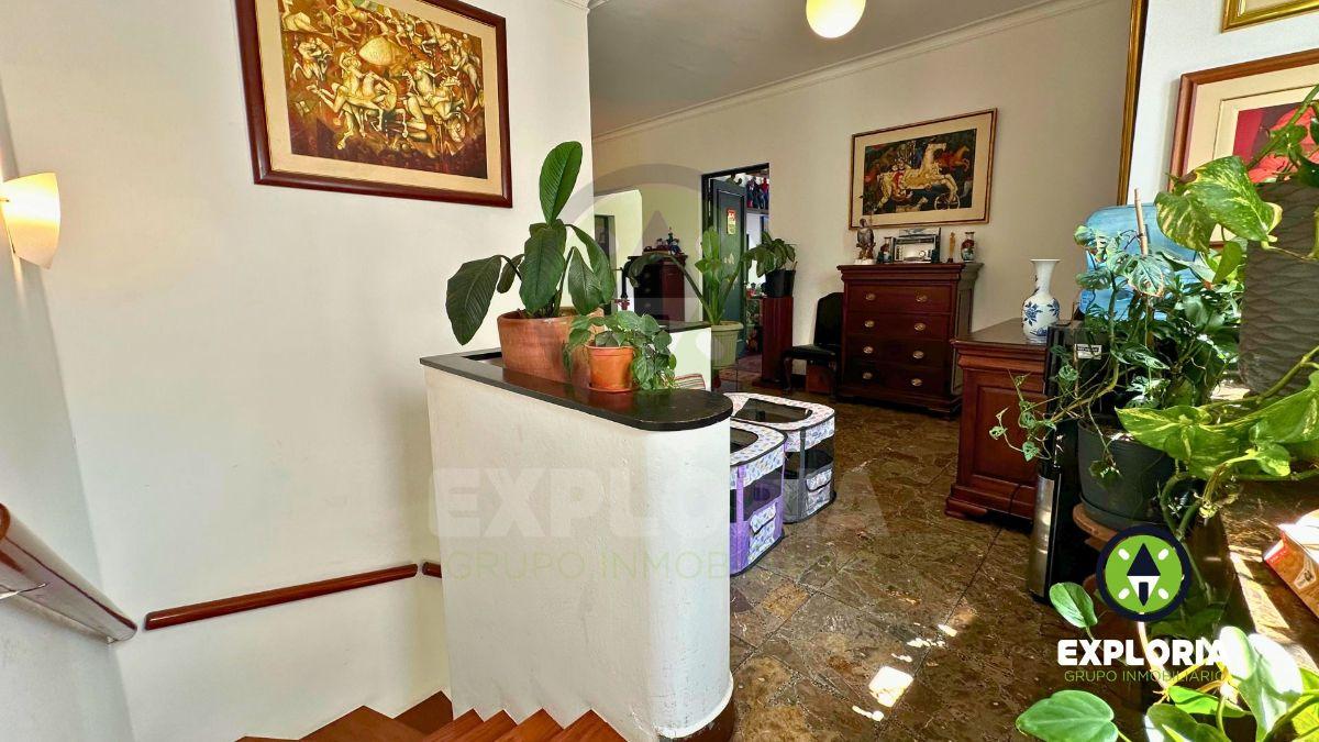 Encantadora Casa de Estilo Colonial con Piscina en Miraflores