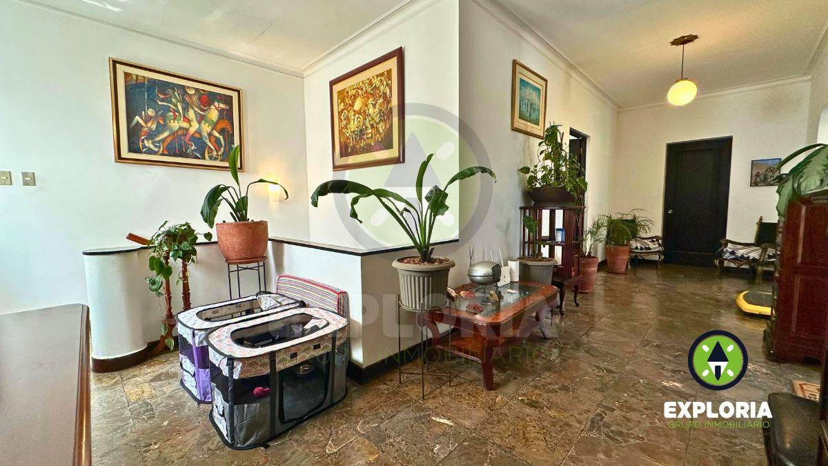 Encantadora Casa de Estilo Colonial con Piscina en Miraflores