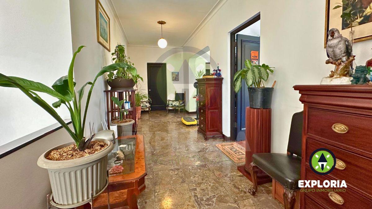 Encantadora Casa de Estilo Colonial con Piscina en Miraflores