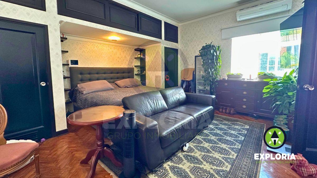 Encantadora Casa de Estilo Colonial con Piscina en Miraflores