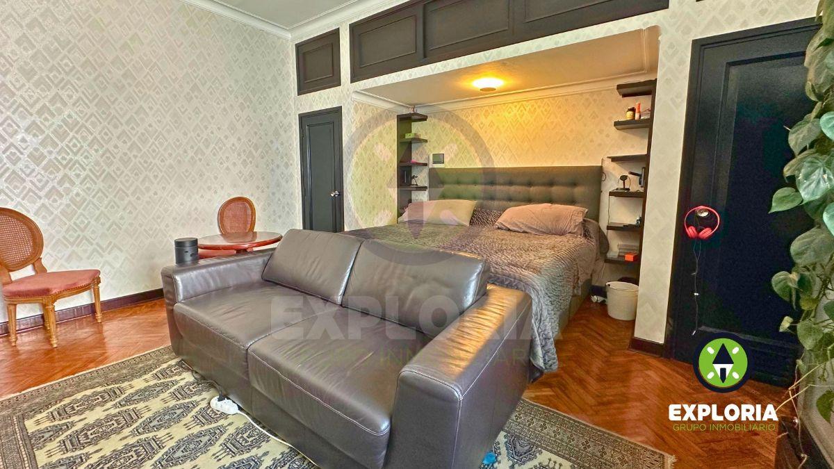 Encantadora Casa de Estilo Colonial con Piscina en Miraflores