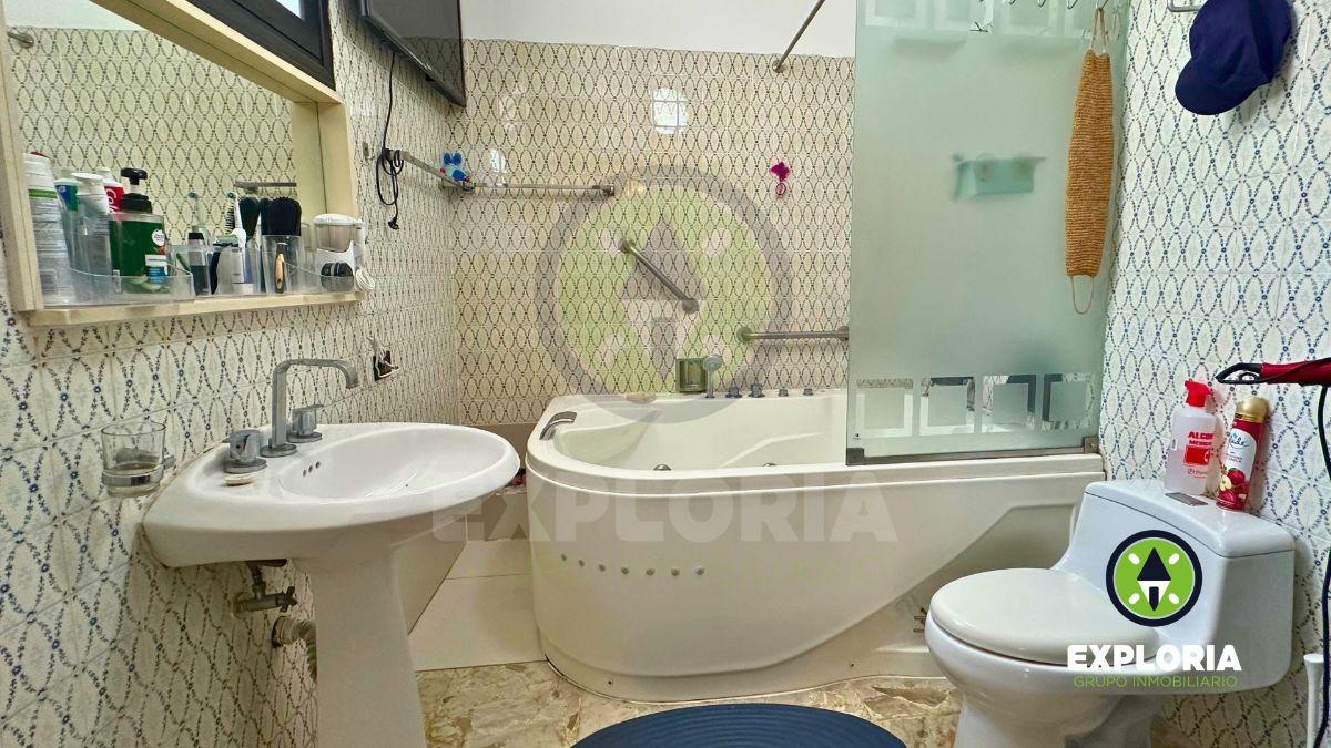 Encantadora Casa de Estilo Colonial con Piscina en Miraflores