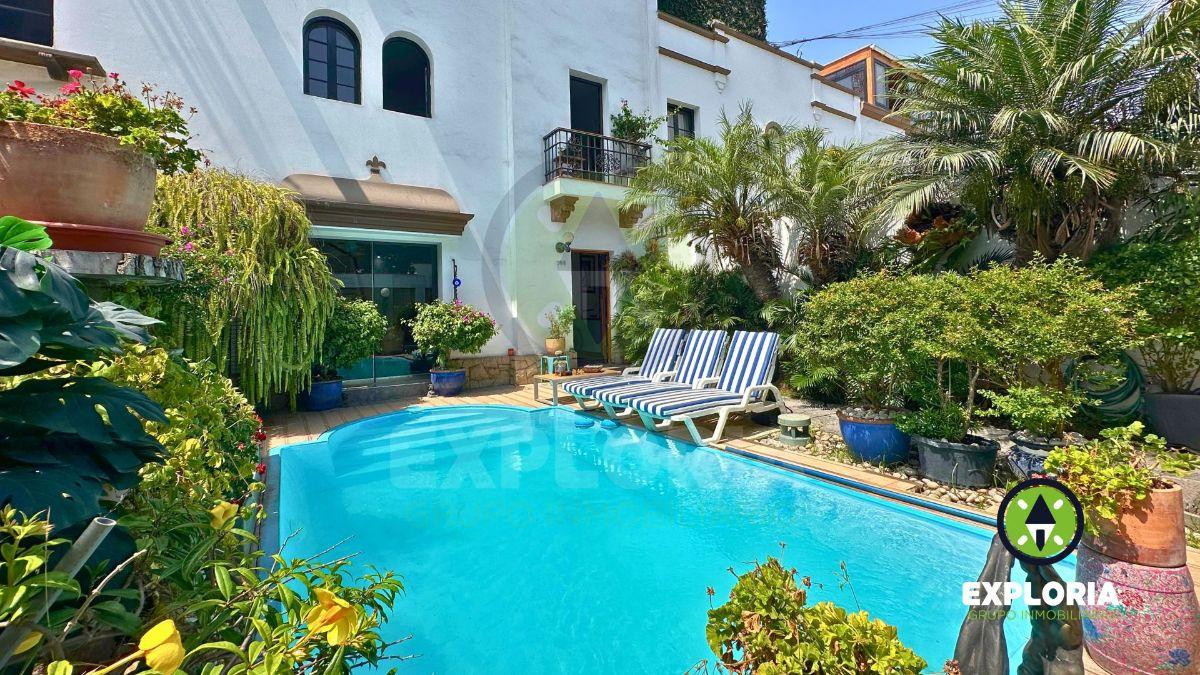 Encantadora Casa de Estilo Colonial con Piscina en Miraflores