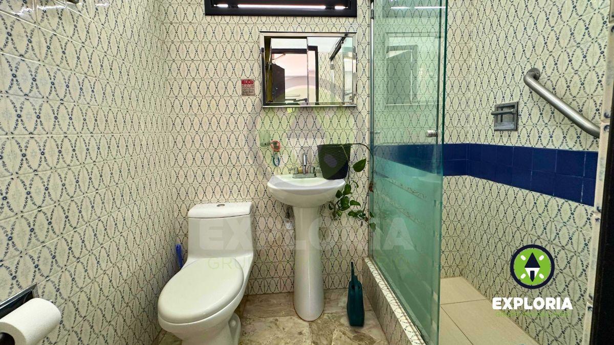 Encantadora Casa de Estilo Colonial con Piscina en Miraflores
