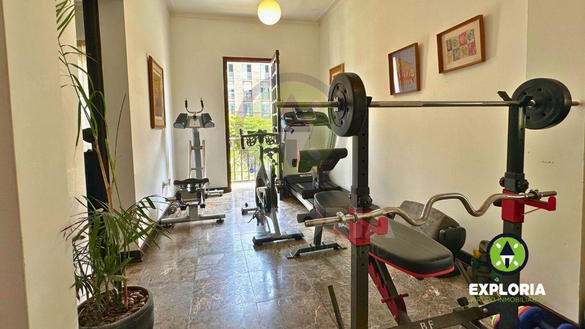 Encantadora Casa de Estilo Colonial con Piscina en Miraflores