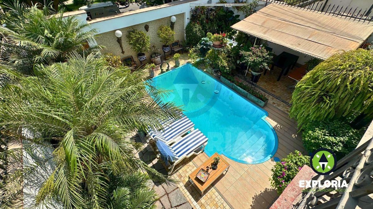 Encantadora Casa de Estilo Colonial con Piscina en Miraflores
