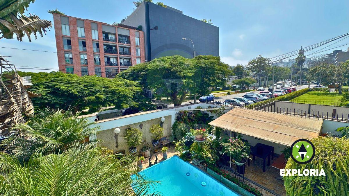 Encantadora Casa de Estilo Colonial con Piscina en Miraflores