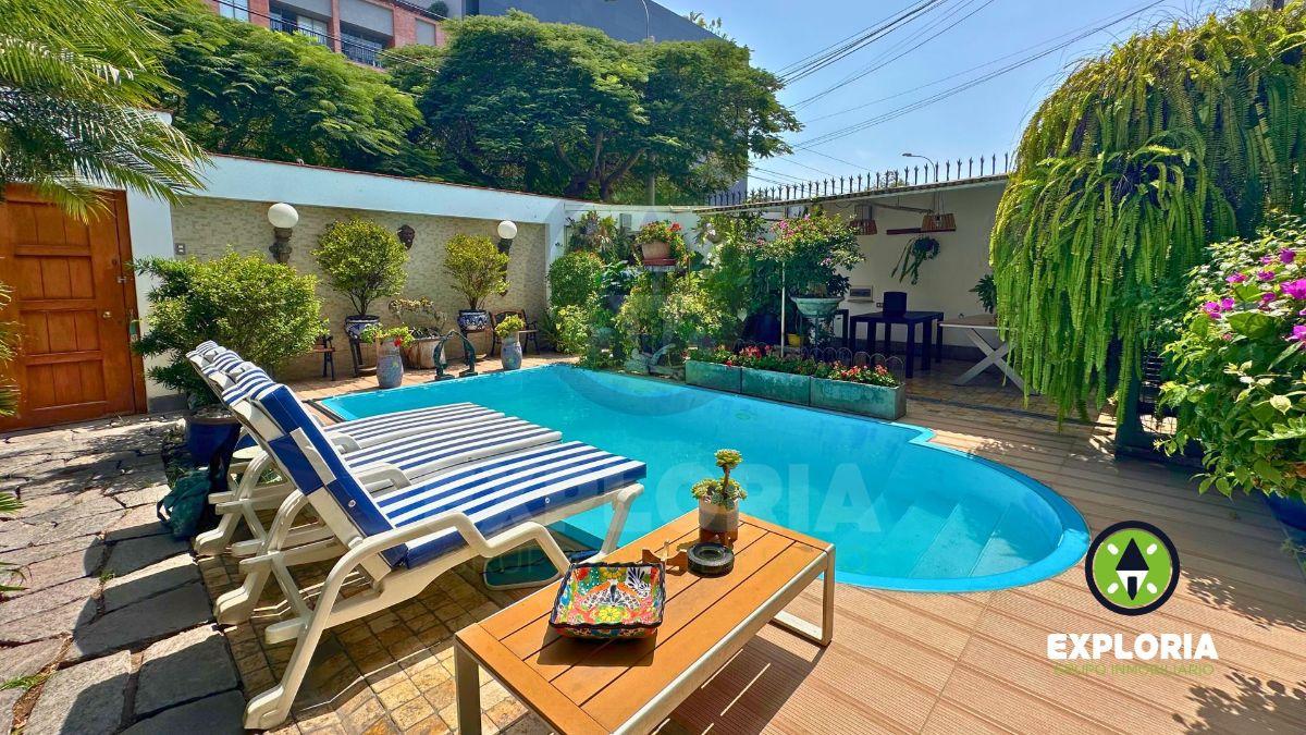 Encantadora Casa de Estilo Colonial con Piscina en Miraflores
