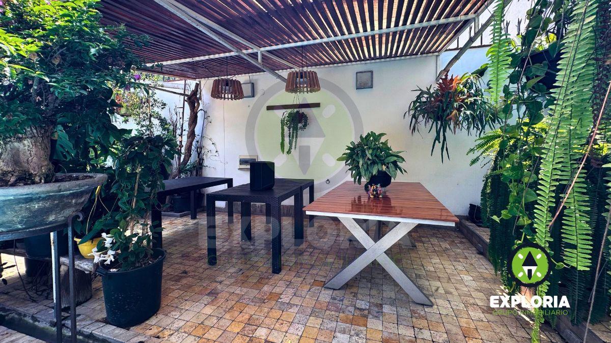 Encantadora Casa de Estilo Colonial con Piscina en Miraflores