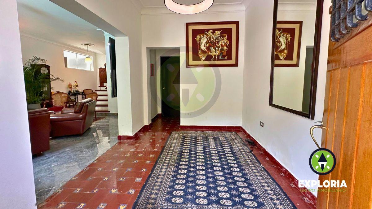 Encantadora Casa de Estilo Colonial con Piscina en Miraflores