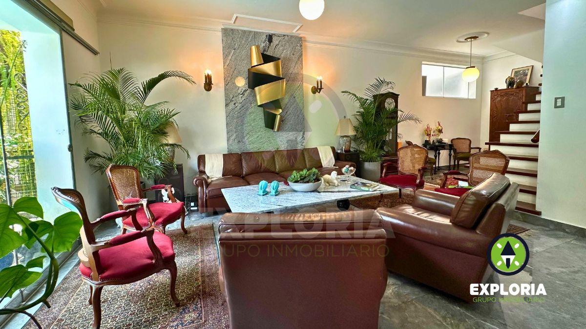 Encantadora Casa de Estilo Colonial con Piscina en Miraflores