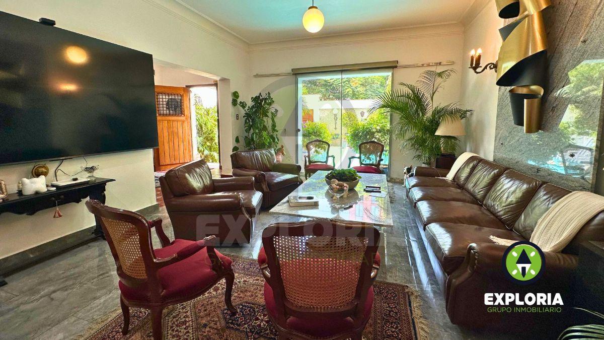 Encantadora Casa de Estilo Colonial con Piscina en Miraflores