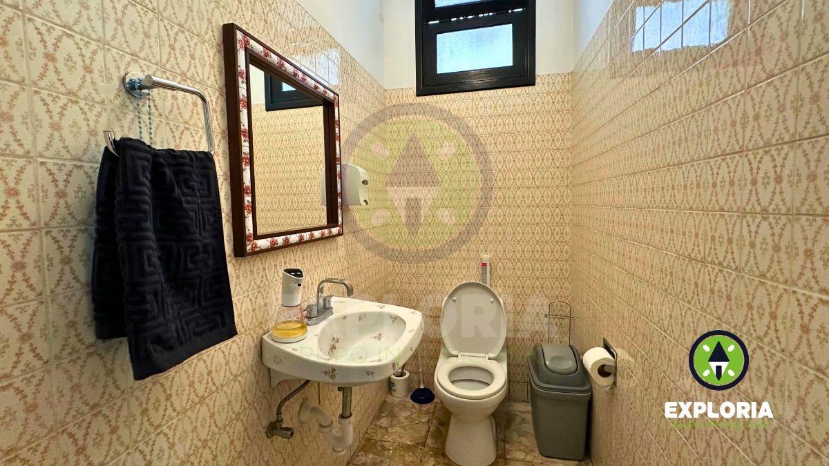 Encantadora Casa de Estilo Colonial con Piscina en Miraflores