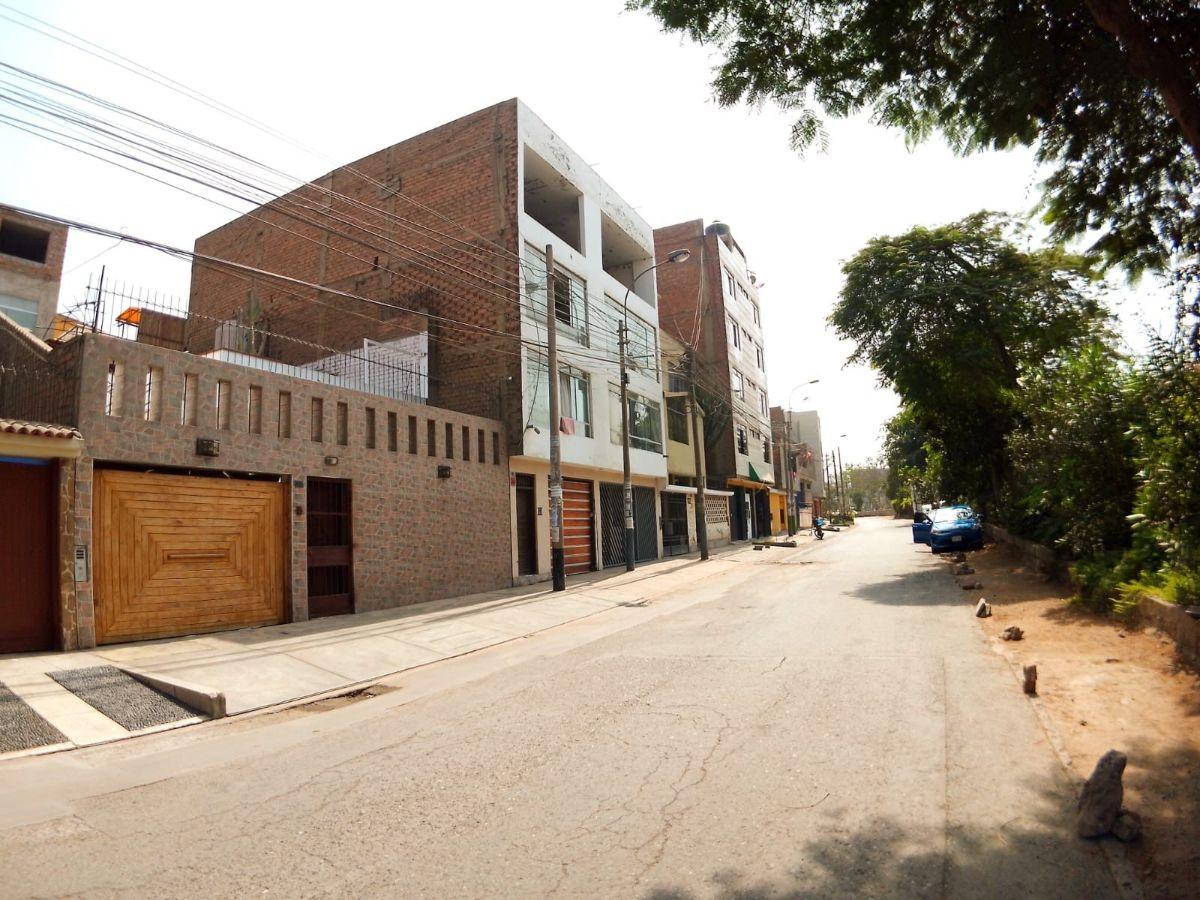 Casa Como Terreno en Venta, Ate