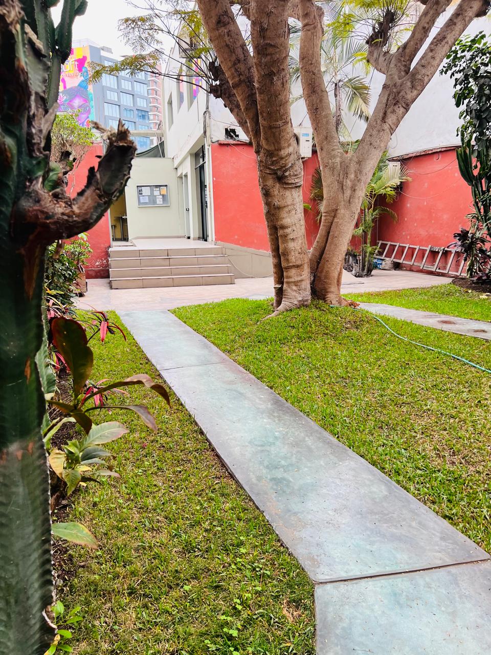CASA EN ALQUILER EN LA MEJOR ZONA DE MIRAFLORES PARA OFICINA SIN LICENCIA O CASA DE REPOSO
