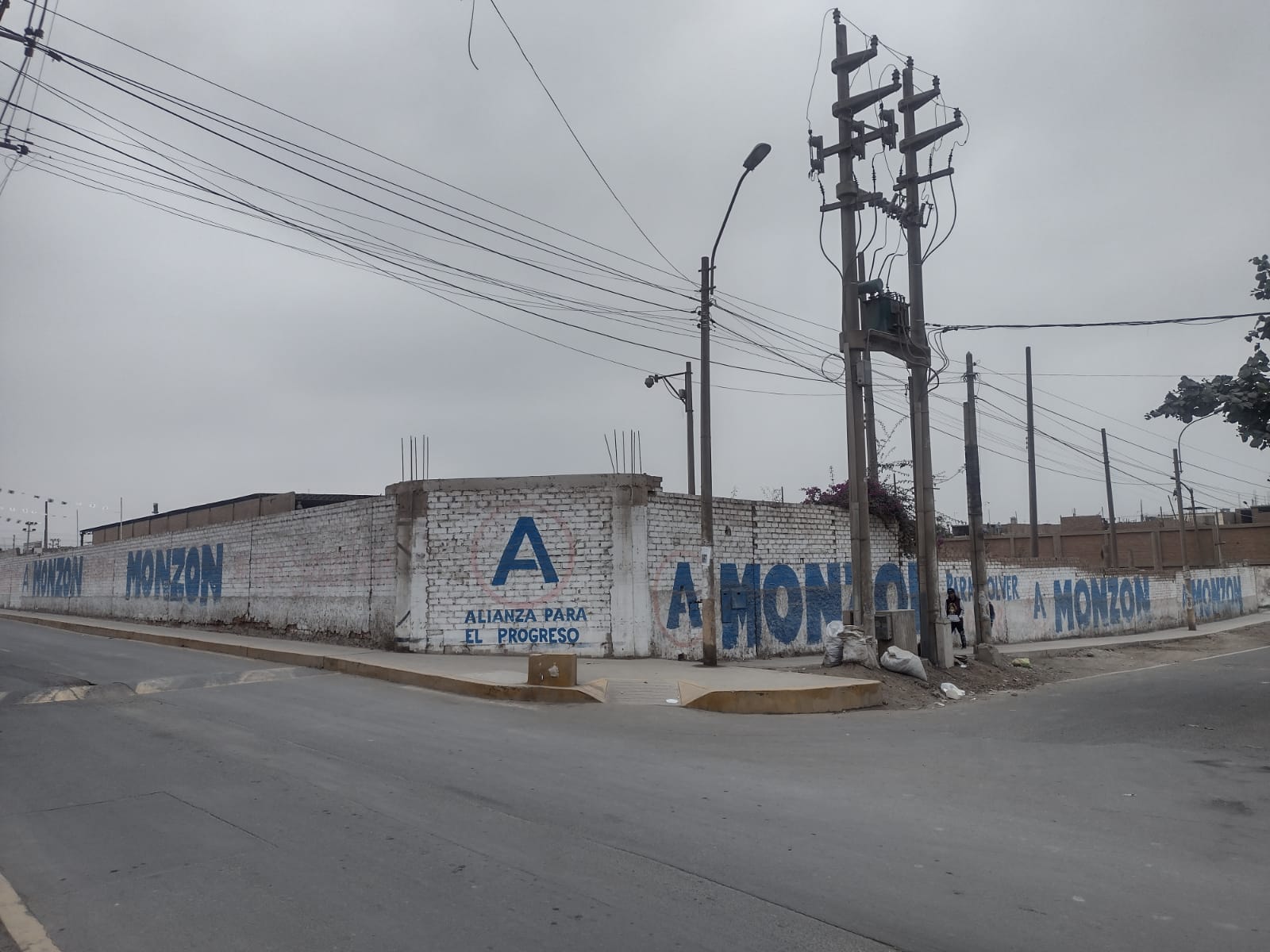 VENTA DE TERRENO COMERCIAL / VIVIENDA DE 12,484 M2., DISTRITO DE PUENTE PIEDRA, EXCELENTE UBICACIÓN CON 3 FRENTES